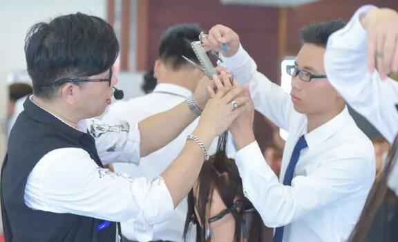 學美發(fā)的最佳年齡_美發(fā)培訓學校_美發(fā)學校推薦